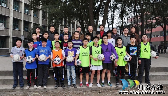 宜宾:"余旋风"来宜&nbsp;育才中学劲吹"余东风"(图2)