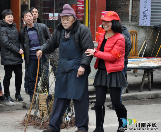 云锦镇：学雷锋&nbsp;践行动(图3)