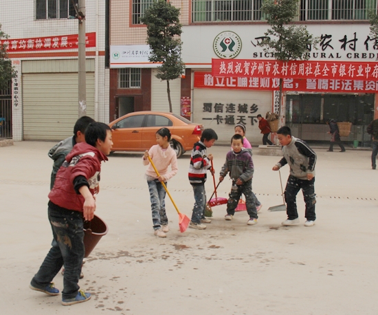 牛滩镇：小小少年学雷锋&nbsp;进入社区护环境(图1)