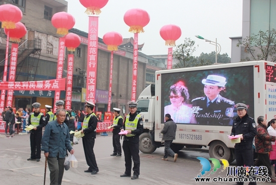 叙永交警&nbsp;学雷锋见行动&nbsp;创文明促发展(图3)