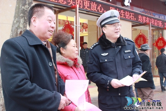 叙永交警&nbsp;学雷锋见行动&nbsp;创文明促发展(图4)