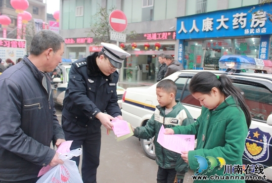 叙永交警&nbsp;学雷锋见行动&nbsp;创文明促发展(图2)
