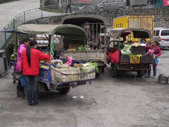 叙永：煤矿来了卖菜车