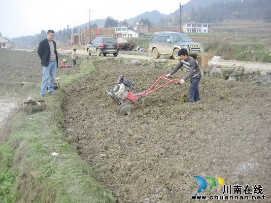 摩尼镇：烟农整地提埂在即&nbsp;干部田间现场指导