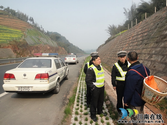 交警、路政:联合执法&nbsp;确保道路安全(图1)