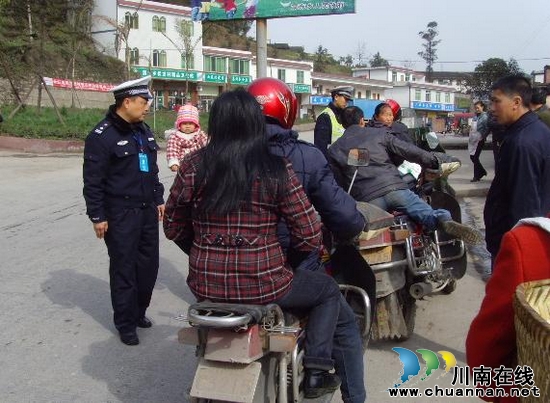 叙永交警:坚持所队联合整治效果显著(图1) 叙永交警:坚持所队联合整治效果显著(图1)
