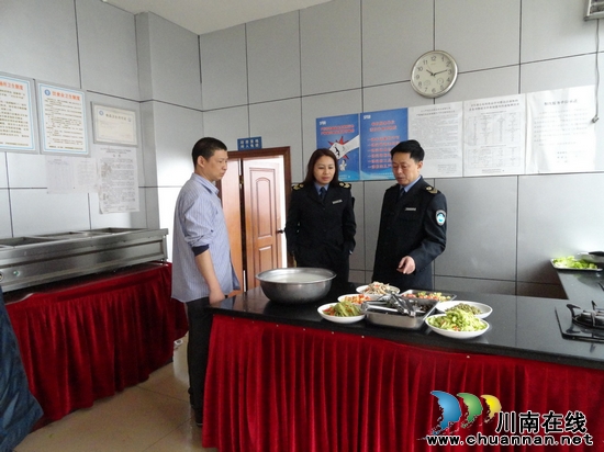泸州市局到纳溪督查酒博会餐饮服务食品安全保障工作(图1)