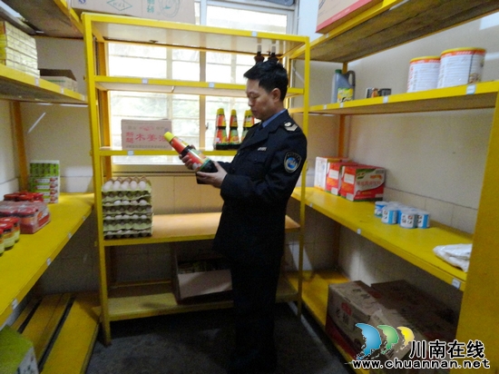 泸州市局到纳溪督查酒博会餐饮服务食品安全保障工作(图2)