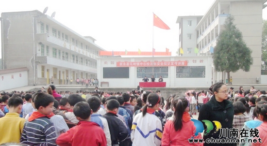 马岭镇中心校：开展法制安全知识宣传讲座(图1)