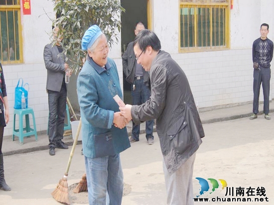 摩尼中心校师生进敬老院学雷锋(图2)