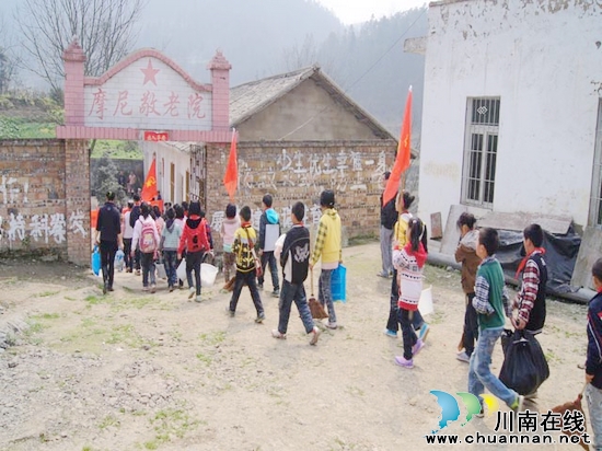 摩尼中心校师生进敬老院学雷锋(图1)