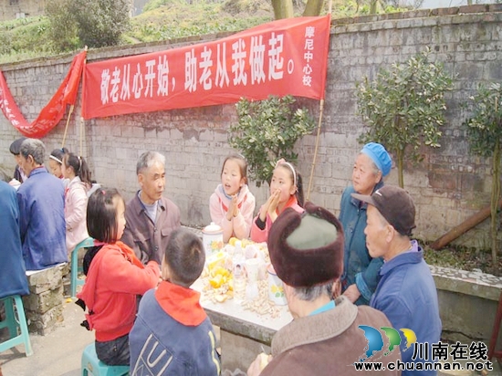 摩尼中心校师生进敬老院学雷锋(图3)
