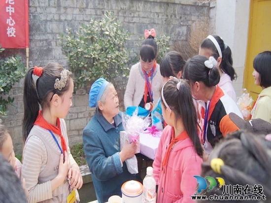 摩尼中心校师生进敬老院学雷锋(图4)