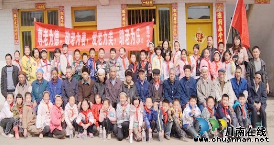 摩尼中心校师生进敬老院学雷锋