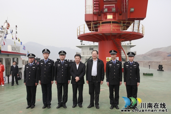 交通运输部副部长高宏峰慰问长航泸州公安民警(图1)