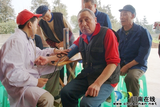 大石乡：学雷锋&nbsp;见行动&nbsp;80后青年争先锋(图3)