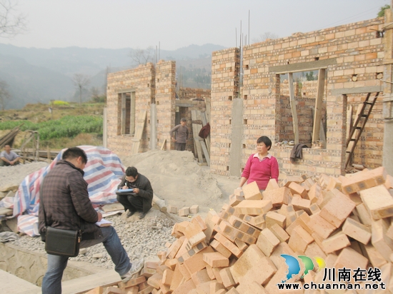 马嘶乡：打击违法建筑出重拳
