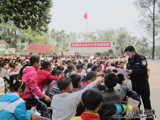 合江县:鸣镇司法所进学校开展法制教育宣传活动(图2)