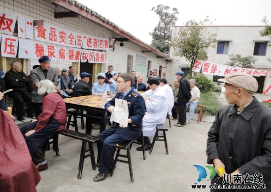 牛滩镇：学雷锋见行动&nbsp;敬老院里春意浓(图2)