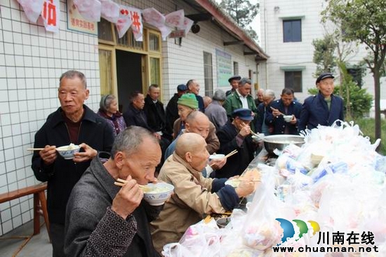 牛滩镇：学雷锋见行动&nbsp;敬老院里春意浓(图3)