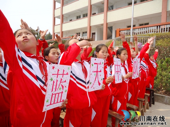龙车镇利合小学：诵读红色经典&nbsp;缅情革命先烈(图2)