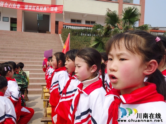 龙车镇利合小学：诵读红色经典&nbsp;缅情革命先烈(图3)