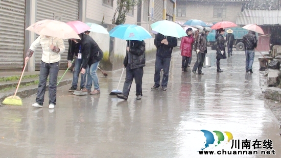 营山乡：青年志愿者冒雨雪扫街