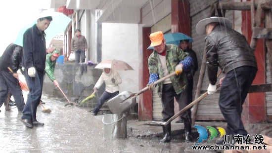 营山乡：青年志愿者冒雨雪扫街(图2)
