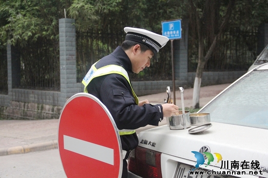 泸州公安交警护航“酒博”&nbsp;尽显交警风采(图6)