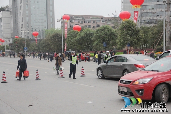 泸州公安交警护航“酒博”&nbsp;尽显交警风采(图7)