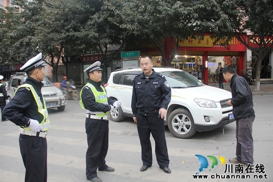 泸州公安交警护航“酒博”&nbsp;尽显交警风采(图3)