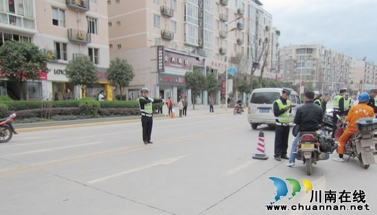 古蔺:加大力度整治摩托车违法行为 消除公路隐患(图1) 古蔺:加大力度整治摩托车违法行为 消除公路隐患(图1)