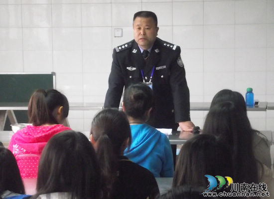 泸州市劳教（强戒）所民警为师生讲授法制课(图1)