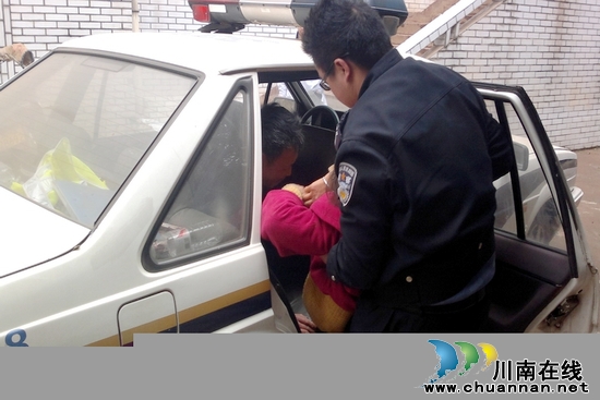 女子服毒命悬一线 宜宾民警帮忙脱险(图2) 女子服毒命悬一线 宜宾民警帮忙脱险(图2)