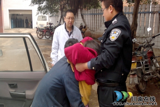 女子服毒命悬一线&nbsp;宜宾民警帮忙脱险
