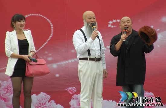 泸县一中与泸县文化馆举行牵手钟桃募捐义演活动(图2)