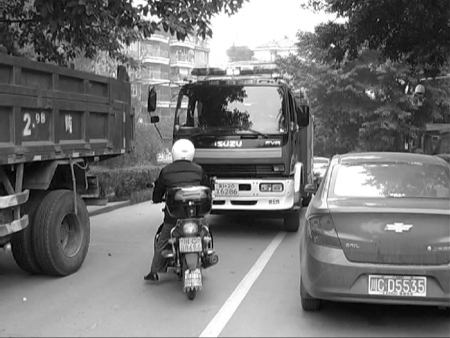消防通道被堵严重&nbsp;自贡拟出招对付(图2)