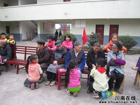 裴石乡:学习雷锋好榜样 尊敬老人大家帮(图1) 裴石乡:学习雷锋好榜样 尊敬老人大家帮(图1)