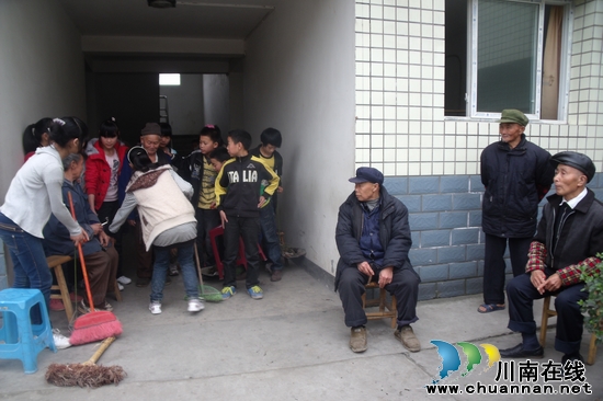 裴石乡:学习雷锋好榜样 尊敬老人大家帮(图2) 裴石乡:学习雷锋好榜样 尊敬老人大家帮(图2)