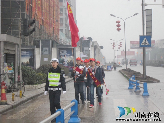泸州交警支队开展"牵手平安行"活动促警民和谐(图2)
