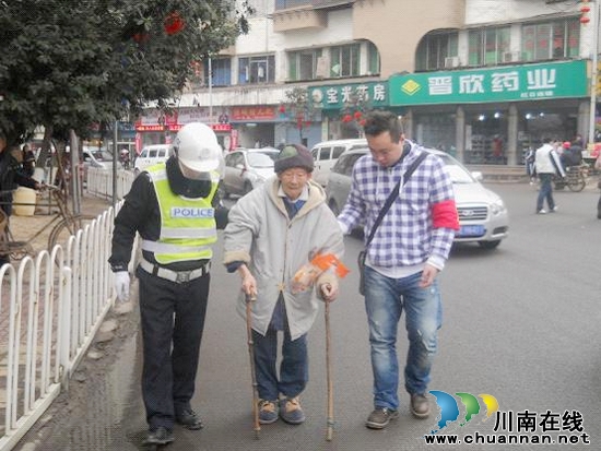 泸州交警支队开展"牵手平安行"活动促警民和谐(图1)
