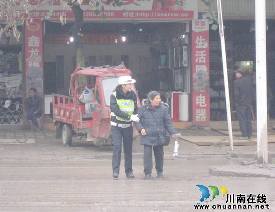 泸州交警支队开展"牵手平安行"活动促警民和谐
