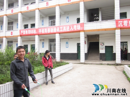 马岭中学：会考首日&nbsp;考生语文考试很轻松(图1)