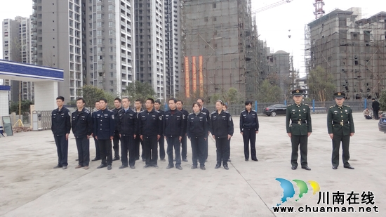 华阳街道：城管队伍“军训”大练兵(图1)