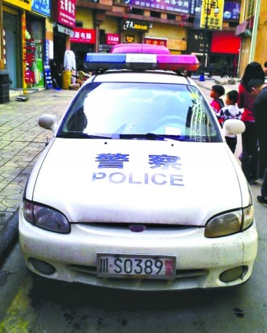 达州警车乱停街边遭贴罚单&nbsp;网友拍照上网引热议(图1)