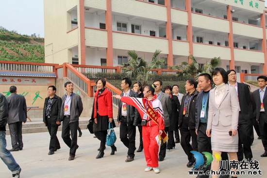 纳溪龙车镇利合小学迎来省级考察组(图1)