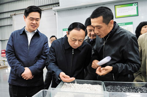 四川省副省长陈文华到内江调研 曾万明陪同(图1) 四川省副省长陈文华到内江调研 曾万明陪同(图1)