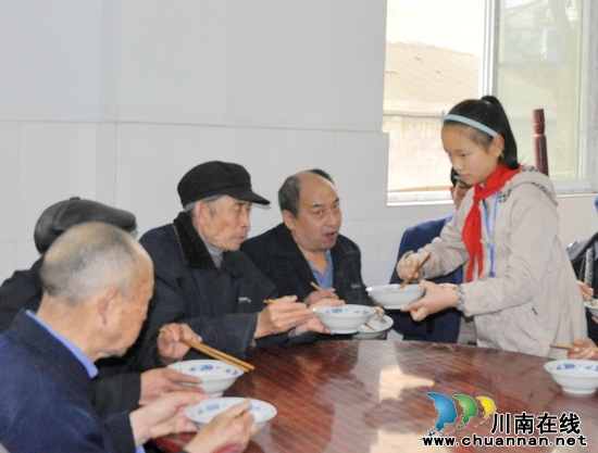纳溪：敬老院老人团团圆圆享天伦(图2)