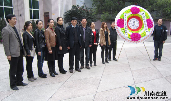 泸州市福利院党员干部到烈士陵园悼念英烈(图1)