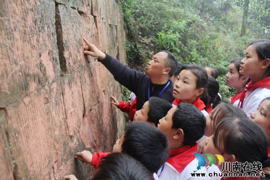 龙车镇利合小学：重走剿匪路，网上祭先烈(图2)